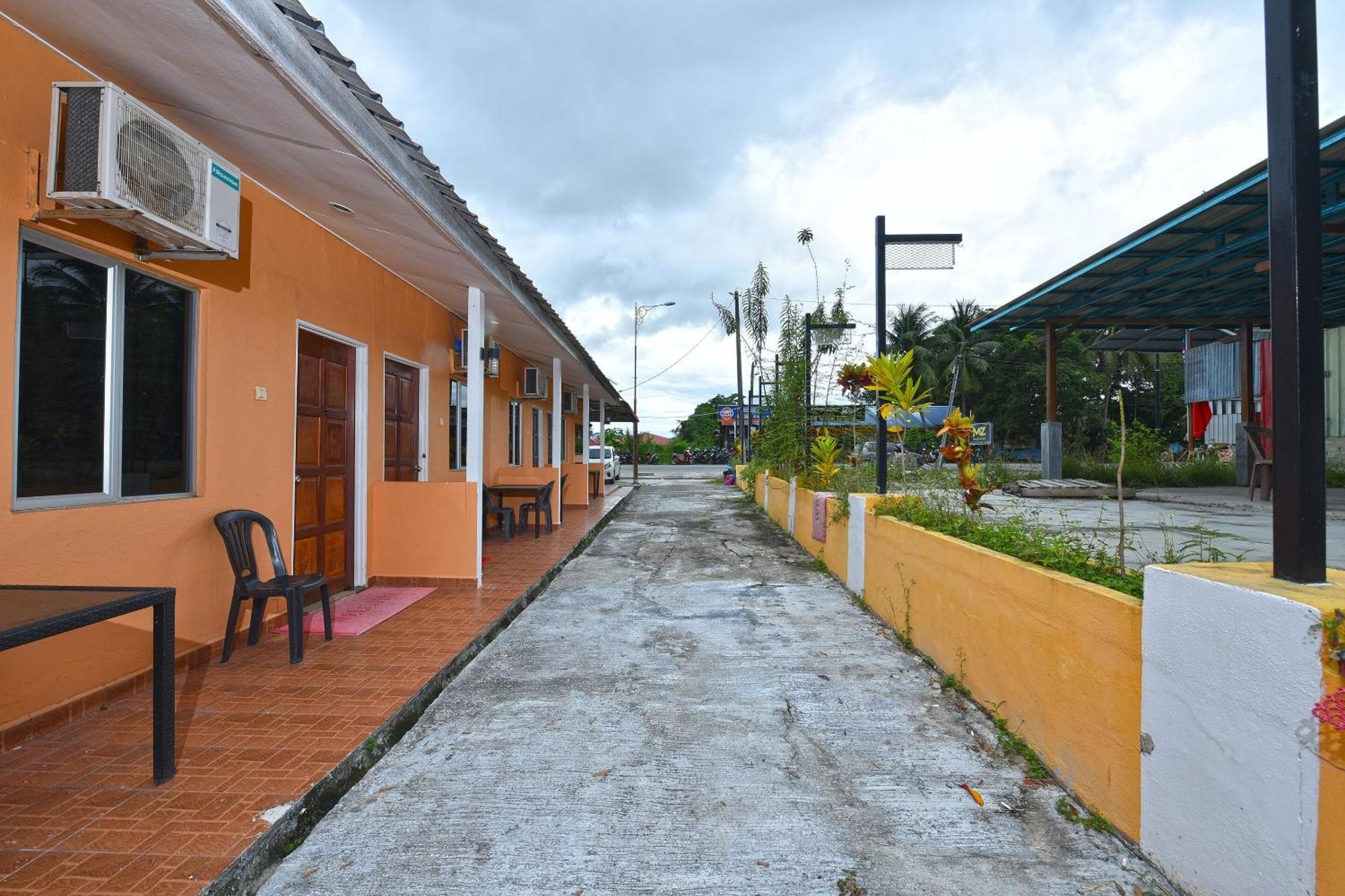 Oyo 90561 Awan Biru Motel Pantai Cenang  Exteriör bild