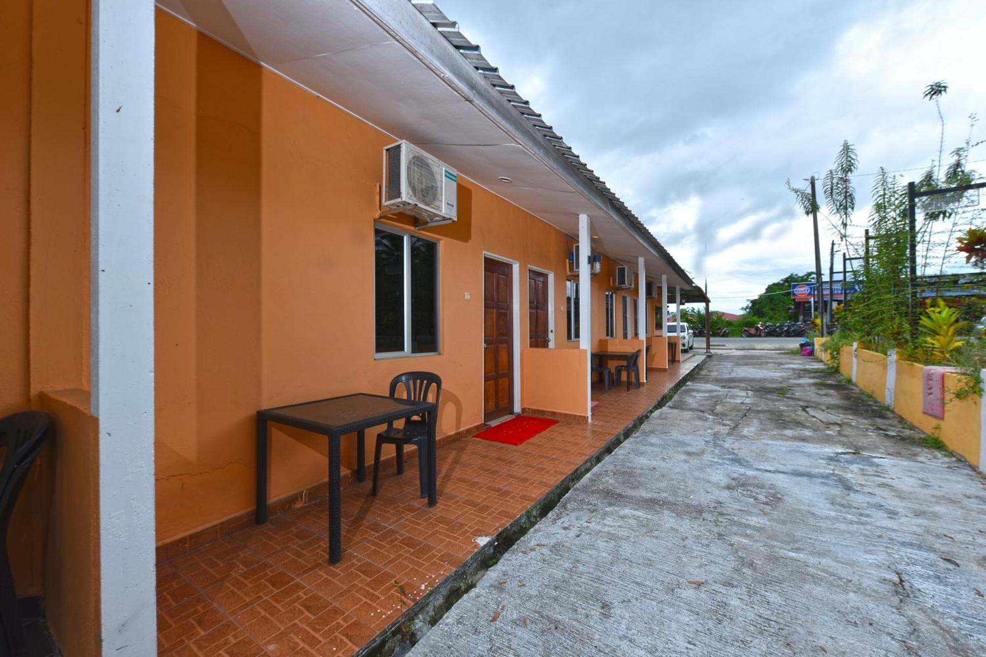 Oyo 90561 Awan Biru Motel Pantai Cenang  Exteriör bild