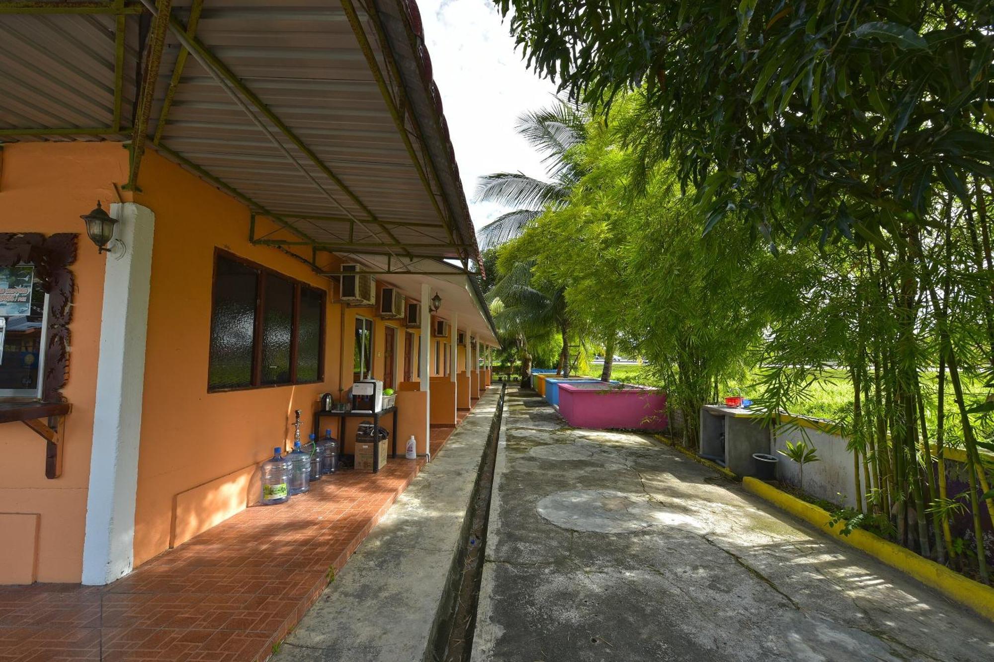 Oyo 90561 Awan Biru Motel Pantai Cenang  Exteriör bild